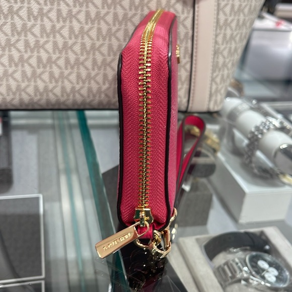 MICHAEL KORS LARGE FLAT MULTIFUNCTION PHONE CASE WALLET WRISTLET 
ELECTRIC PINK - Picture 4 of 16